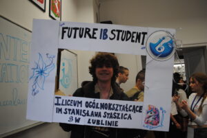 Uczeń pozuje w ramce „Future IB Student” z nazwą liceum w Lublinie.
