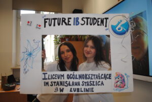 Dwie uczennice pozują w ramce z napisem „Future IB Student” i nazwą liceum w Lublinie.