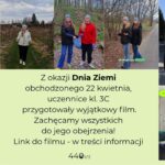 Kolaż zdjęć promujących Dzień Ziemi. Na zdjęciach kilka nastolatek sprząta las, spaceruje po ścieżkach, stoi przy przystanku autobusowym oraz prezentuje ekologiczne działania, m.in. zbieranie śmieci i korzystanie z komunikacji miejskiej. W dolnej części widoczne są także panele słoneczne oraz scena w pomieszczeniu, gdzie trzy osoby siedzą przy stole. Na środku znajduje się tekst: „Z okazji Dnia Ziemi obchodzonego 22 kwietnia, uczennice kl. 3C przygotowały wyjątkowy film. Zachęcamy wszystkich do jego obejrzenia! Link do filmu – w treści informacji”. Po prawej napis: „Chrońmy Ziemię!”.