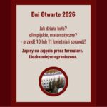 Plakat „Dni Otwarte 2026” na jasnym tle z czerwonym obramowaniem. Centralnie czerwony tekst: informacja o dniach otwartych oraz zaproszenie do udziału 10 lub 11 kwietnia. Komunikat o zapisach przez formularz i ograniczonej liczbie miejsc. Na dole okrągłe zdjęcie budynku szkoły otoczonego drzewami.