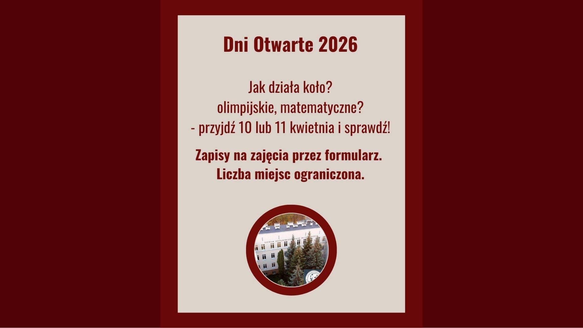 Plakat „Dni Otwarte 2026” na jasnym tle z czerwonym obramowaniem. Centralnie czerwony tekst: informacja o dniach otwartych oraz zaproszenie do udziału 10 lub 11 kwietnia. Komunikat o zapisach przez formularz i ograniczonej liczbie miejsc. Na dole okrągłe zdjęcie budynku szkoły otoczonego drzewami.