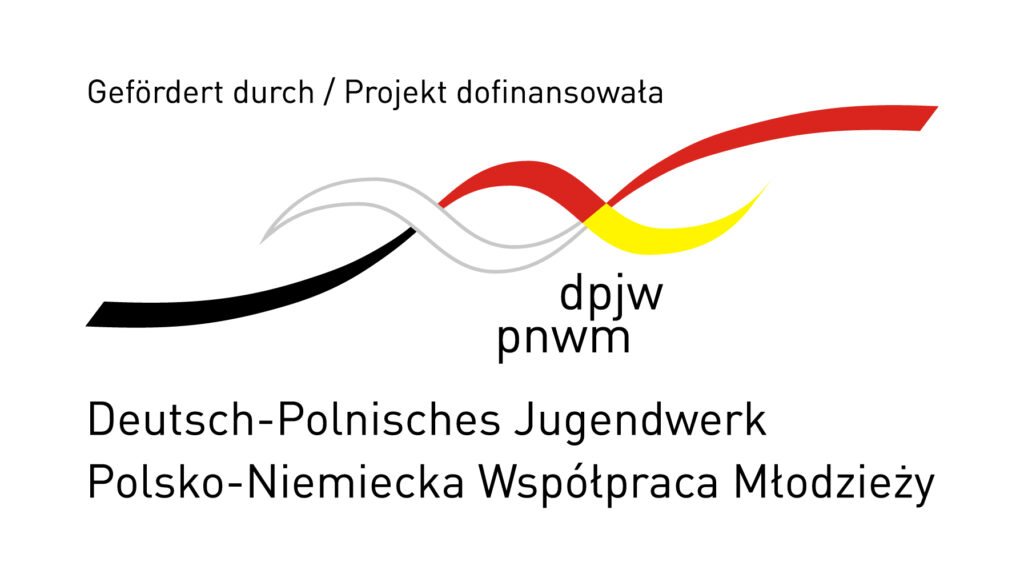 Jasne tło. Na górze czarny tekst: „Gefördert durch / Projekt dofinansowała”. Pośrodku stylizowane falujące linie w kolorach czarnym, szarym, czerwonym i żółtym. Pod nimi skrót „dpjw pnwm”. Na dole dwie linie tekstu: „Deutsch-Polnisches Jugendwerk” oraz „Polsko-Niemiecka Współpraca Młodzieży”.