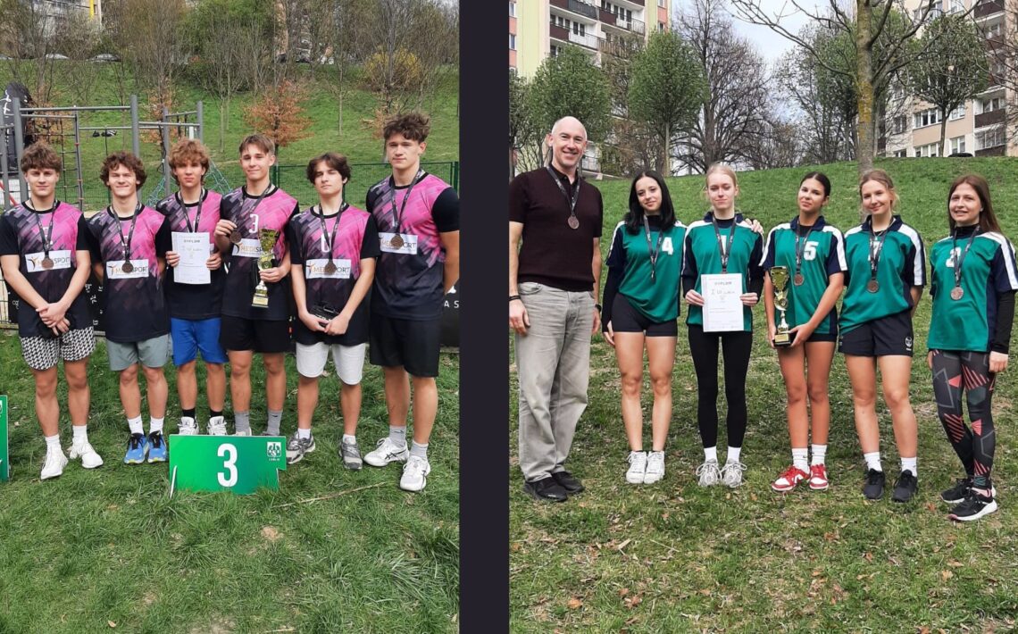 Zdjęcie 1 (po lewej) – skrót (opis alternatywny WCAG): Sześciu nastoletnich chłopców w czarno-różowych strojach sportowych stoi na trawie z medalami; jeden trzyma puchar, inny dyplom. Przed nimi zielona tabliczka z numerem „3”, w tle bloki i plac do ćwiczeń. Zdjęcie 2 (po prawej) – skrót (opis alternatywny WCAG): Dorosły mężczyzna i pięć nastolatek w zielonych strojach sportowych stoją na trawie z medalami; jedna trzyma dyplom, inna puchar. W tle drzewa i budynki mieszkalne.