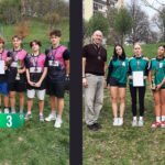 Zdjęcie 1 (po lewej) – skrót (opis alternatywny WCAG): Sześciu nastoletnich chłopców w czarno-różowych strojach sportowych stoi na trawie z medalami; jeden trzyma puchar, inny dyplom. Przed nimi zielona tabliczka z numerem „3”, w tle bloki i plac do ćwiczeń. Zdjęcie 2 (po prawej) – skrót (opis alternatywny WCAG): Dorosły mężczyzna i pięć nastolatek w zielonych strojach sportowych stoją na trawie z medalami; jedna trzyma dyplom, inna puchar. W tle drzewa i budynki mieszkalne.