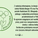 Grafika informacyjna na jasnym, zielonym tle. Po lewej stronie znajduje się okrągłe logo Olimpiady Biologicznej z motywem roślin i napisem „Olimpiada Biologiczna”. Po prawej widoczny jest tekst informujący, że Natalia Beeger (kl. 4E) i Paweł Wróbel (kl. 3E) zostali finalistami 55. Olimpiady Biologicznej. Treść podkreśla ich ciężką pracę i osiągnięcie oraz zawiera gratulacje od nauczycieli biologii. Na dole widnieje napis „440 lat 1586–2026”.