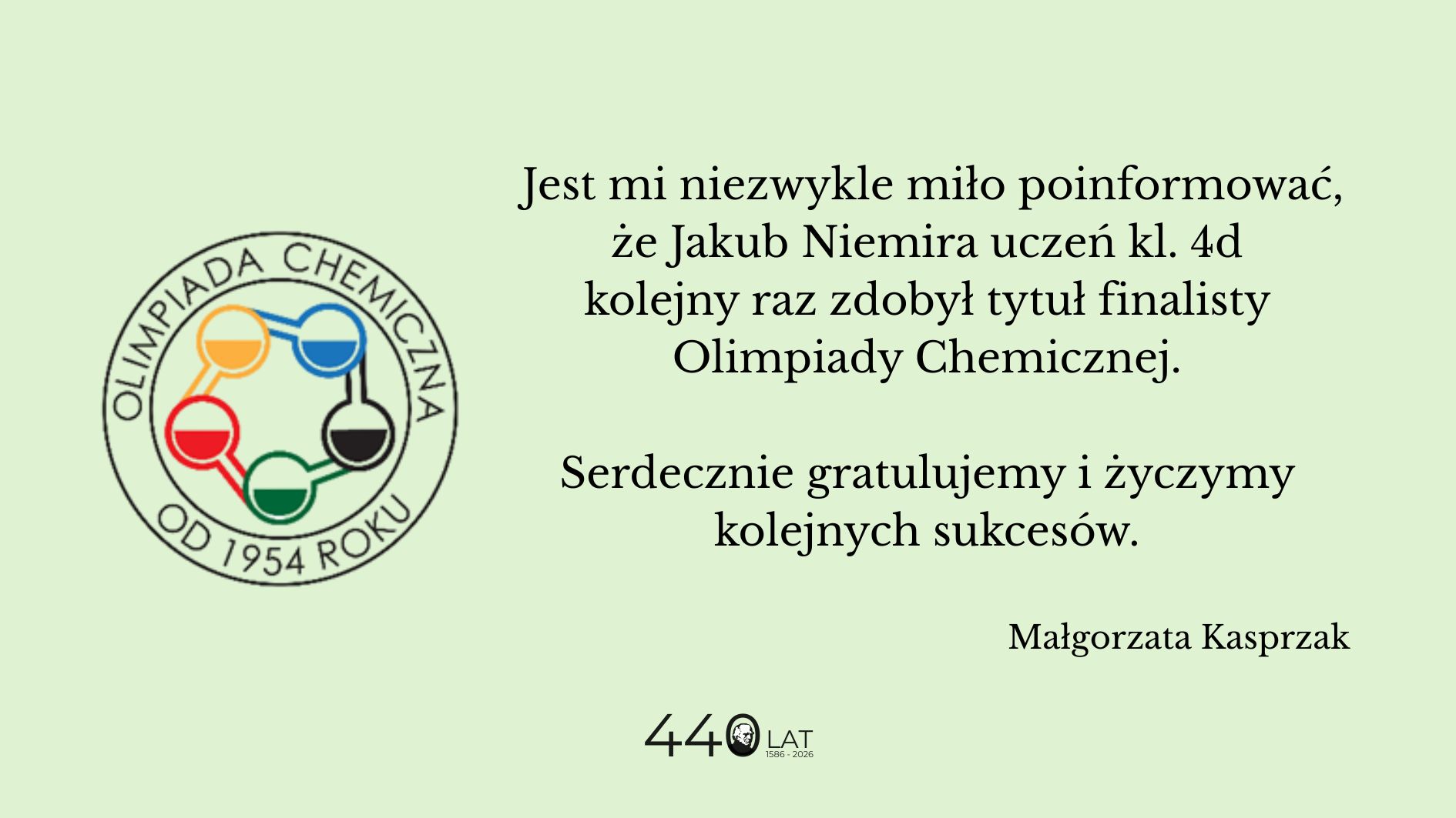 Grafika na jasnym, zielonym tle z informacją o sukcesie ucznia. Po lewej okrągłe logo „Olimpiada Chemiczna od 1954 roku” z symbolami kolb w różnych kolorach. Po prawej tekst gratulacyjny informujący, że Jakub Niemira, uczeń klasy 4d, ponownie zdobył tytuł finalisty Olimpiady Chemicznej. Na dole podpis „Małgorzata Kasprzak” oraz informacja „440 lat 1586–2026”.