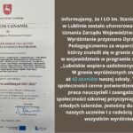Grafika składa się z dwóch części. Po lewej stronie widoczny jest oficjalny dyplom uznania Zarządu Województwa Lubelskiego z czerwonym herbem u góry. Dokument przyznano Dyrekcji i Gronu Pedagogicznemu I Liceum Ogólnokształcącego im. Stanisława Staszica w Lublinie za wsparcie uczniów wyróżnionych w programie „Lubelskie wspiera uzdolnionych 2025–2026”. Na dole znajdują się podpisy oraz logotypy instytucji. Po prawej stronie znajduje się tekst informacyjny na ciemnym tle, podkreślający, że aż 42 uczniów szkoły znalazło się w gronie najlepszych w województwie. Tekst wyraża dumę społeczności szkolnej i gratulacje dla wyróżnionych uczniów.