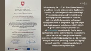 Grafika składa się z dwóch części. Po lewej stronie widoczny jest oficjalny dyplom uznania Zarządu Województwa Lubelskiego z czerwonym herbem u góry. Dokument przyznano Dyrekcji i Gronu Pedagogicznemu I Liceum Ogólnokształcącego im. Stanisława Staszica w Lublinie za wsparcie uczniów wyróżnionych w programie „Lubelskie wspiera uzdolnionych 2025–2026”. Na dole znajdują się podpisy oraz logotypy instytucji. Po prawej stronie znajduje się tekst informacyjny na ciemnym tle, podkreślający, że aż 42 uczniów szkoły znalazło się w gronie najlepszych w województwie. Tekst wyraża dumę społeczności szkolnej i gratulacje dla wyróżnionych uczniów.