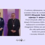Na grafice informacyjnej po lewej stronie stoją trzy osoby podczas uroczystości (uczennica z medalem, mężczyzna w garniturze i duchowny w sutannie z krzyżem), a po prawej znajduje się tekst o sukcesie Mileny Robak – laureatki XXXVI Olimpiady Teologii Katolickiej, która zajęła 9. miejsce w Polsce; na dole widnieje napis „440 lat (1586–2026)”.