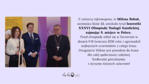 Na grafice informacyjnej po lewej stronie stoją trzy osoby podczas uroczystości (uczennica z medalem, mężczyzna w garniturze i duchowny w sutannie z krzyżem), a po prawej znajduje się tekst o sukcesie Mileny Robak – laureatki XXXVI Olimpiady Teologii Katolickiej, która zajęła 9. miejsce w Polsce; na dole widnieje napis „440 lat (1586–2026)”.