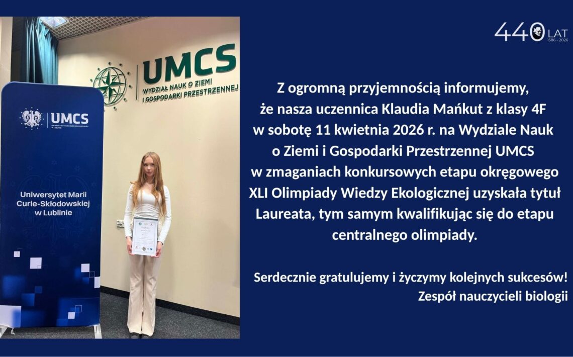 Na zdjęciu młoda uczennica stoi w budynku UMCS w Lublinie, trzymając dyplom. Obok widoczny jest baner uczelni oraz napis „UMCS Wydział Nauk o Ziemi i Gospodarki Przestrzennej”. Grafika informuje, że Klaudia Mańkut z klasy 4F zdobyła tytuł laureata etapu okręgowego XLI Olimpiady Wiedzy Ekologicznej i zakwalifikowała się do etapu centralnego.
