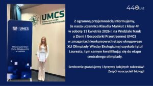 Na zdjęciu młoda uczennica stoi w budynku UMCS w Lublinie, trzymając dyplom. Obok widoczny jest baner uczelni oraz napis „UMCS Wydział Nauk o Ziemi i Gospodarki Przestrzennej”. Grafika informuje, że Klaudia Mańkut z klasy 4F zdobyła tytuł laureata etapu okręgowego XLI Olimpiady Wiedzy Ekologicznej i zakwalifikowała się do etapu centralnego.