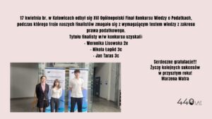 Grafika informacyjna na jasnym tle. U góry znajduje się tekst informujący, że 17 kwietnia w Katowicach odbył się XVI Ogólnopolski Finał Konkursu Wiedzy o Podatkach. W treści wymieniono finalistów: Weronika Lisowska (2e), Nikola Łagód (3c) oraz Jan Taras (3c). Po lewej na dole widoczne jest zdjęcie trójki uczniów stojących w budynku uczelni, na tle roll-upów Uniwersytetu Śląskiego. Po prawej stronie znajdują się gratulacje i życzenia dalszych sukcesów podpisane przez Marzenę Watrę. Na dole widnieje napis „440 lat 1586–2026”.