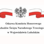 Grafika na jasnym tle przedstawia biało-czerwone wstęgi po obu stronach oraz godło Polski (orzeł biały w koronie) umieszczone centralnie u góry. Poniżej widnieje wyśrodkowany tekst w języku polskim: „Odezwa Komitetu Honorowego Obchodów Święta Narodowego Trzeciego Maja w Województwie Lubelskim”.