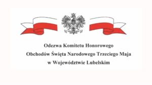 Grafika na jasnym tle przedstawia biało-czerwone wstęgi po obu stronach oraz godło Polski (orzeł biały w koronie) umieszczone centralnie u góry. Poniżej widnieje wyśrodkowany tekst w języku polskim: „Odezwa Komitetu Honorowego Obchodów Święta Narodowego Trzeciego Maja w Województwie Lubelskim”.