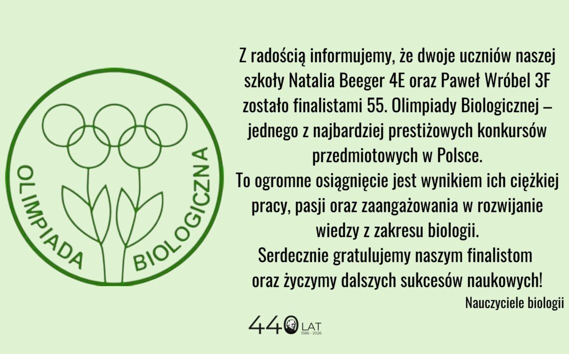 Grafika informacyjna na jasnym, zielonym tle. Po lewej stronie znajduje się okrągłe logo Olimpiady Biologicznej z motywem roślin i napisem „Olimpiada Biologiczna”. Po prawej widoczny jest tekst informujący, że Natalia Beeger (kl. 4E) i Paweł Wróbel (kl. 3E) zostali finalistami 55. Olimpiady Biologicznej. Treść podkreśla ich ciężką pracę i osiągnięcie oraz zawiera gratulacje od nauczycieli biologii. Na dole widnieje napis „440 lat 1586–2026”.