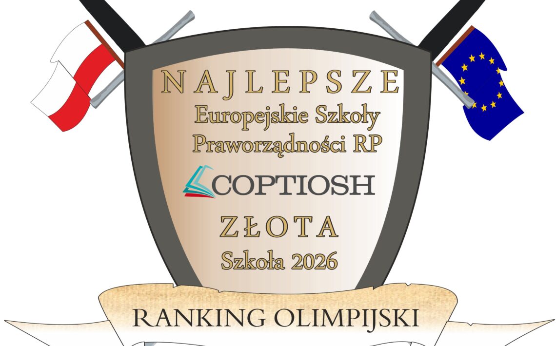 Grafika przedstawia stylizowany emblemat przypominający herb lub tarczę honorową, umieszczony centralnie na jasnoszarym tle. Całość ma charakter oficjalnego wyróżnienia edukacyjnego i nawiązuje do symboliki szkolnej, europejskiej oraz rycerskiej.
