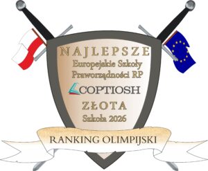 Grafika przedstawia stylizowany emblemat przypominający herb lub tarczę honorową, umieszczony centralnie na jasnoszarym tle. Całość ma charakter oficjalnego wyróżnienia edukacyjnego i nawiązuje do symboliki szkolnej, europejskiej oraz rycerskiej.