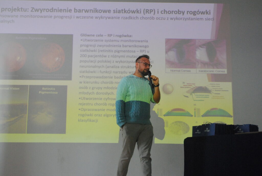 Prelegent prowadzi prezentację dotyczącą chorób oczu i diagnostyki medycznej.