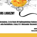 Grafika informacyjna o sukcesie uczniów w XIV Ogólnopolskim Konkursie Logicznym. Na jasnym tle widoczna stylizowana żarówka z geometrycznym, żółto-pomarańczowym wnętrzem. Poniżej znajduje się informacja o awansie Julii Kociubińskiej i Aleksandra Olszewskiego do finału konkursu oraz gratulacje od nauczycieli matematyki.