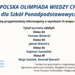 Grafika informacyjna na jasnym tle dotycząca wyników III etapu Ogólnopolskiej Olimpiady Wiedzy Chemicznej dla szkół ponadpodstawowych. W centralnej części znajdują się nazwiska laureatów wraz z klasami: Tomasz Bielecki (2e), Jakub Niemira (4d), Kajetan Zawadzki (4e), Maja Sawiak i Konrad Banach (4f). Na dole umieszczono gratulacje dla uczniów i nauczycieli. W lewym dolnym rogu widoczne logo Uniwersytetu Jagiellońskiego w Krakowie.