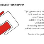 Grafika informacyjna na jasnoszarym tle dotycząca sukcesu ucznia w Olimpiadzie Innowacji Technicznych. Po lewej stronie znajduje się czerwono-białe geometryczne logo konkursu, a u góry czarny napis „Olimpiada Innowacji Technicznych”. Po prawej stronie umieszczono komunikat informujący, że Korneliusz Kamiński z klasy 4D zdobył tytuł finalisty Olimpiady Innowacji Technicznych w Elektronice i Mechatronice. Na dole widnieją gratulacje. Minimalistyczna kompozycja utrzymana w biało-czarno-czerwonej kolorystyce.