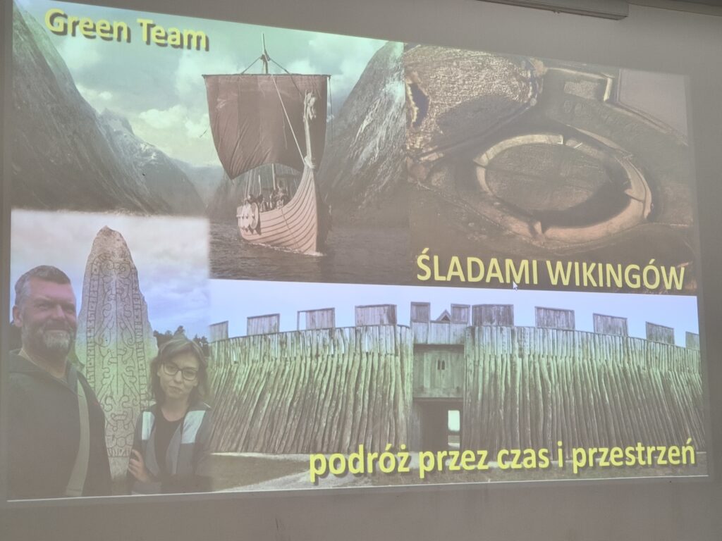 Slajd prezentacji wyświetlony na ekranie. Widnieje tytuł „Green Team” oraz hasło „Śladami Wikingów – podróż przez czas i przestrzeń”. Na slajdzie umieszczono kolaż zdjęć związanych z kulturą i historią Wikingów, m.in. łódź wikińską, kamień runiczny, rekonstrukcję grodu oraz fotografie podróżników.