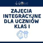 Grafika informacyjna szkoły na białym tle. Duży granatowy napis: „Zajęcia integracyjne dla uczniów klas I”. Poniżej znajduje się niebieski symbol przedstawiający uścisk dłoni połączony z elementami puzzli, nawiązujący do współpracy i integracji. U góry widnieje jubileuszowe logo szkoły: „440 lat, 1586–2026”.