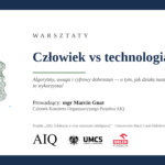 Slajd zapowiadający warsztaty „Człowiek vs technologia” dotyczące algorytmów, uwagi i cyfrowego dobrostanu oraz wpływu technologii na człowieka. Prowadzący: mgr Marcin Gnat, członek Komitetu Organizacyjnego Projektu AIQ. Po lewej ta sama grafika profilu człowieka z sieci połączeń, a na dole logotypy AIQ, UMCS i Fundacji ORLEN.