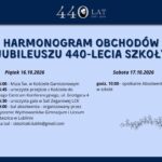 Grafika informuje o harmonogramie obchodów 440-lecia szkoły (1586–2026). Uroczystości odbędą się 16–17 października 2026 r. W piątek zaplanowano mszę świętą o 15:00, uroczyste przejście do Lubelskiego Centrum Konferencyjnego o 15:45, galę o 16:30 oraz bal absolwenta o 20:00. W sobotę o 10:00 odbędzie się spotkanie absolwentów w szkole. Grafika utrzymana jest w granatowo-jasnoniebieskiej kolorystyce, z jubileuszowym oznaczeniem „440 lat” u góry i delikatnym motywem roślinnym.
