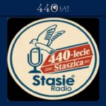 Okrągłe logo na kremowym tle z granatową obwódką. W centrum znajduje się stylizowany mikrofon i lecący ptak. Na czerwonym pasku widnieje napis „440-lecie Staszica”, a poniżej granatowy napis „Stasie Radio”.