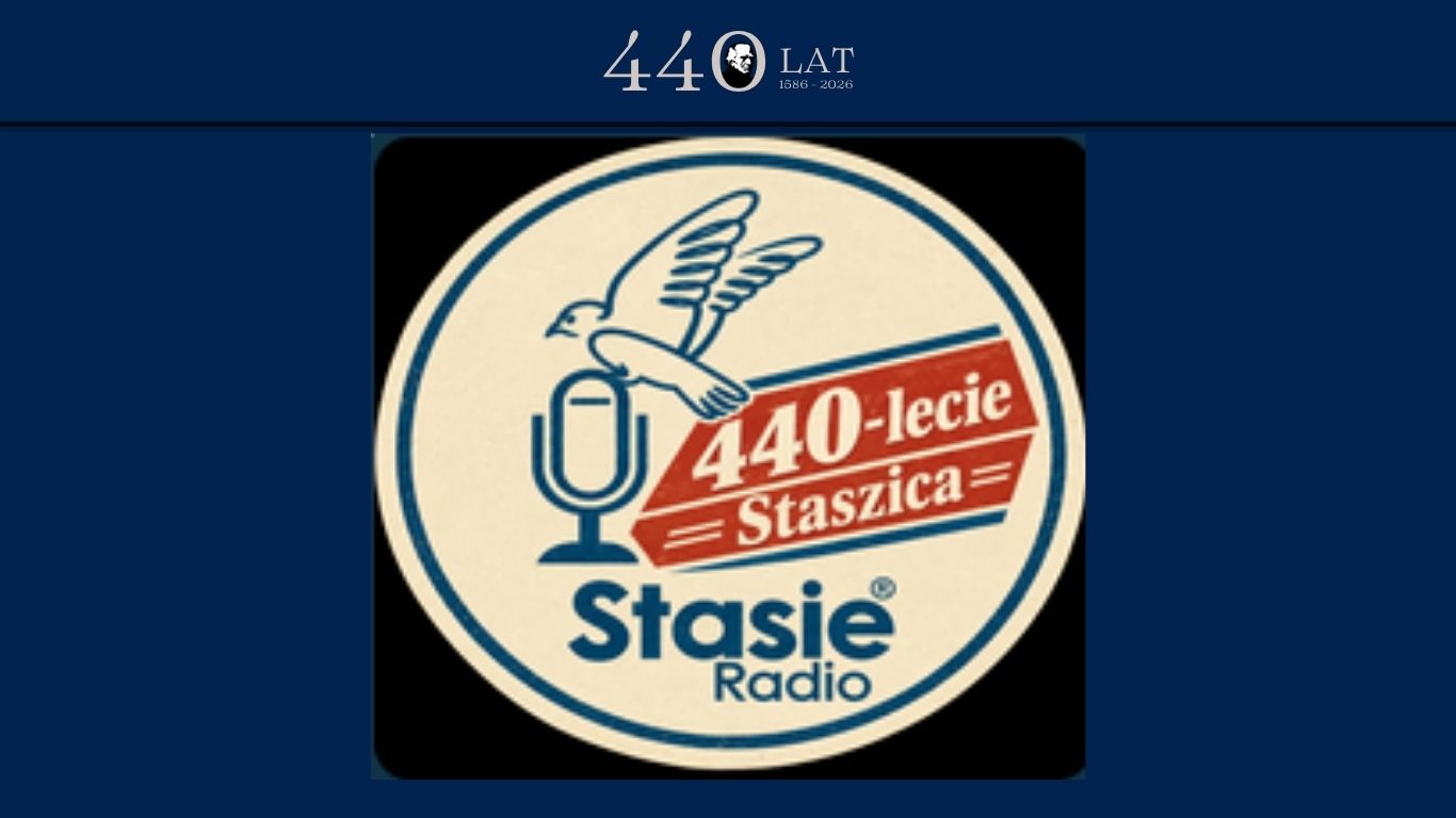 Okrągłe logo na kremowym tle z granatową obwódką. W centrum znajduje się stylizowany mikrofon i lecący ptak. Na czerwonym pasku widnieje napis „440-lecie Staszica”, a poniżej granatowy napis „Stasie Radio”.